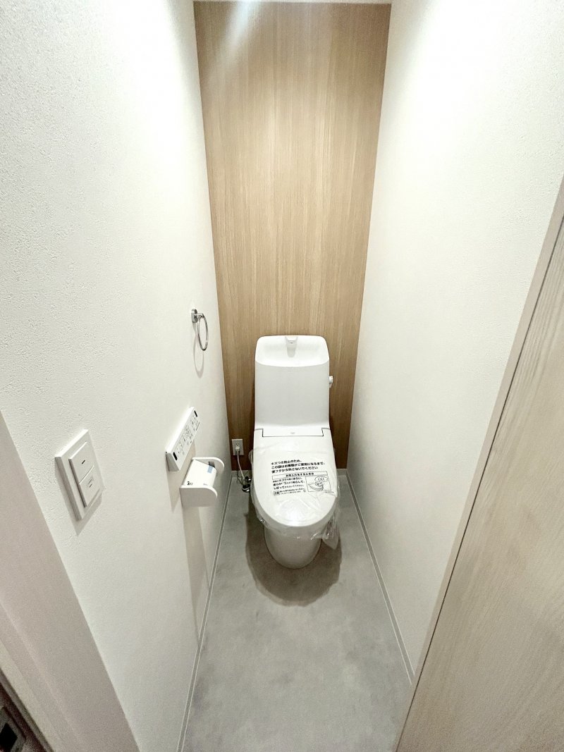 落ちにくい汚物汚れも、水を流すだけツルンっと落とせる新素材「アクアセラミック」で毎日のお手入れ簡単！