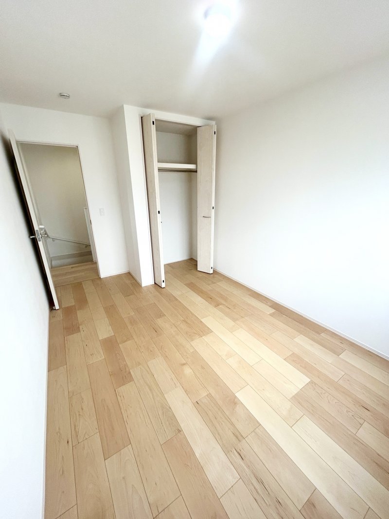 【3階6.1帖】全居室に収納スペースを確保！収納家具の配置は最低限にし、室内を広々と有効活用できます。