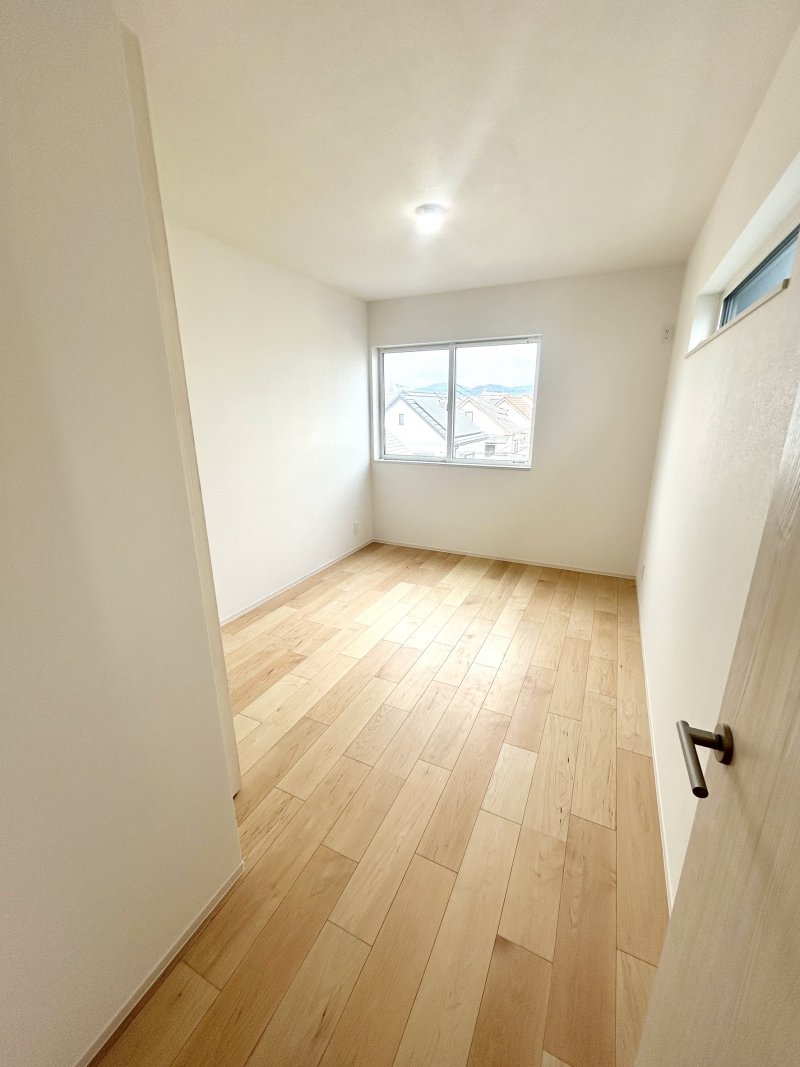 【3階6.1帖】プライバシーを保ちやすい振り分けタイプの間取りです。