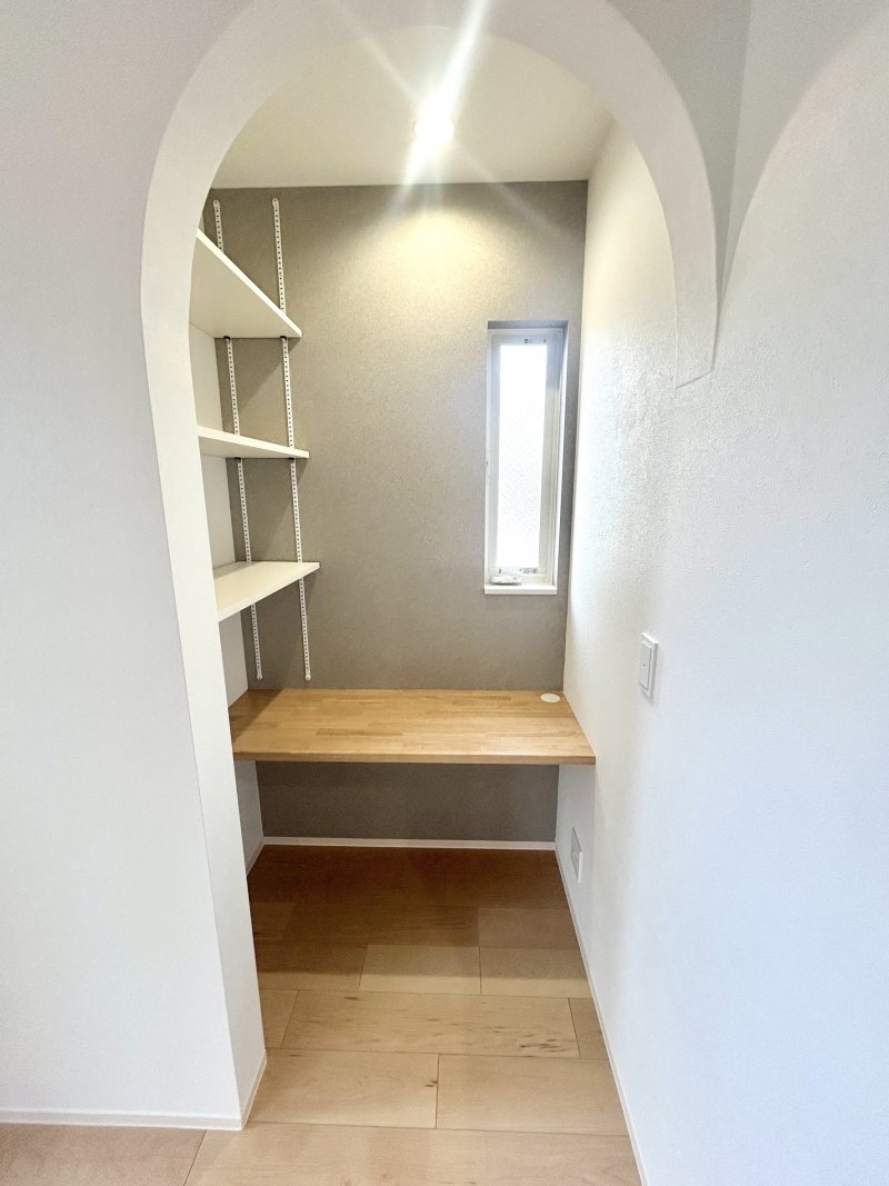 お子さんの勉強机やリモートワークに活用できるカウンター机をリビングに配置することでご家族を過ごしながら集中するスペースも確保できます♪