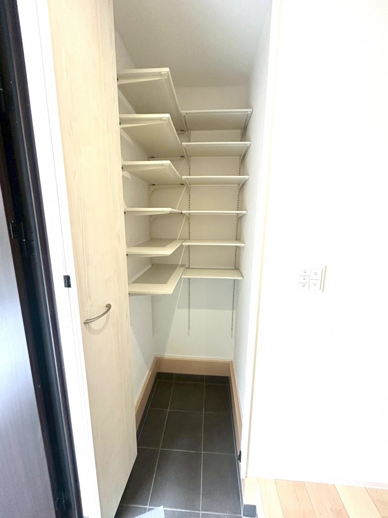 ご家族の靴を整理整頓できる玄関のシューズクローゼット。