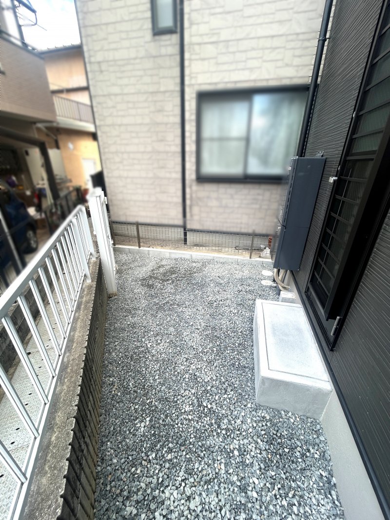 裏庭スペースには家庭菜園やお子さんのビニールプールを置くなどできます♪