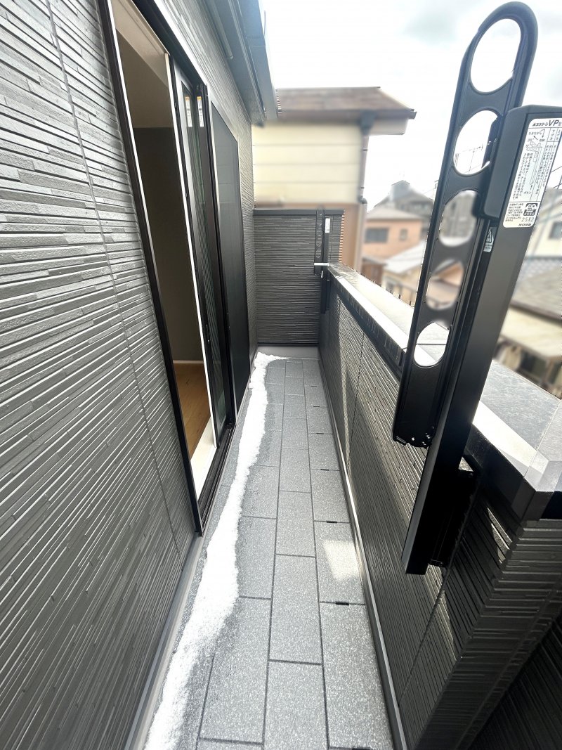 3階のバルコニーは主寝室からすぐ布団など干すことができます。