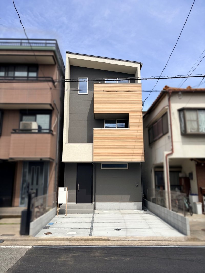 都会的なスタイリッシュさと、心安らぐナチュラル感を両立したデザイン。街並みに調和しながらも、さりげなく個性を主張する住まいです。現地外観写真(2026年4月撮影)