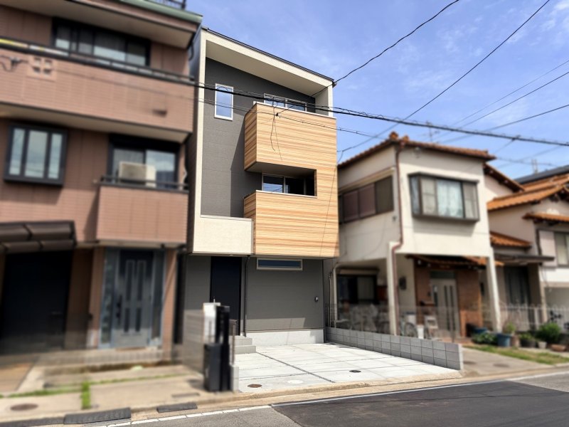 阪急バス　鳥飼八防バス停まで徒歩4分。大阪モノレール線　南摂津駅まで徒歩21分。現地外観写真(2026年4月撮影)