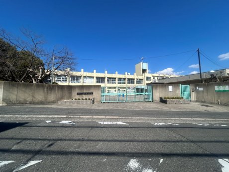 東香里小学校　徒歩12分　900ｍ