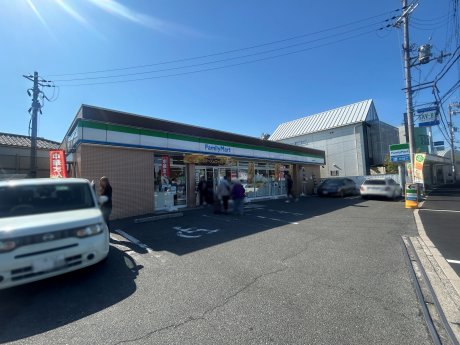 ファミリーマート枚方東香里店　徒歩9分　650ｍ
