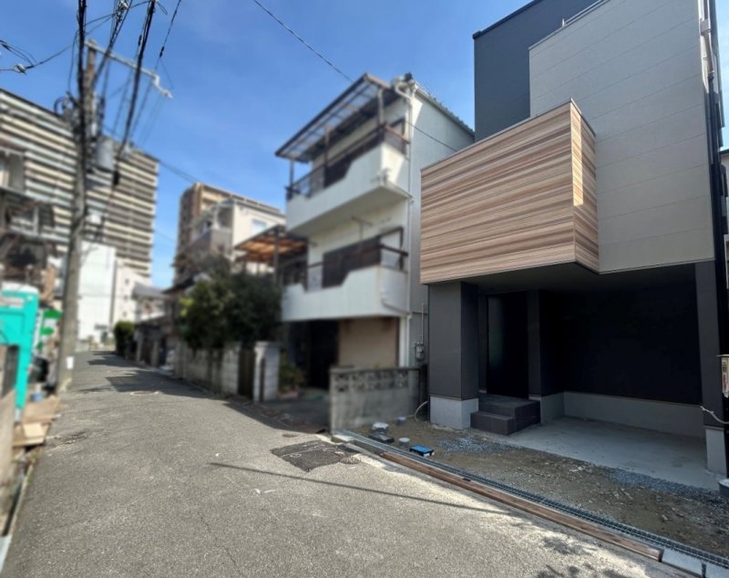 京阪本線「香里園」駅から徒歩7分♪駐車スペース完備で通勤・お出かけも快適です。2026年3月撮影（外観工事中）