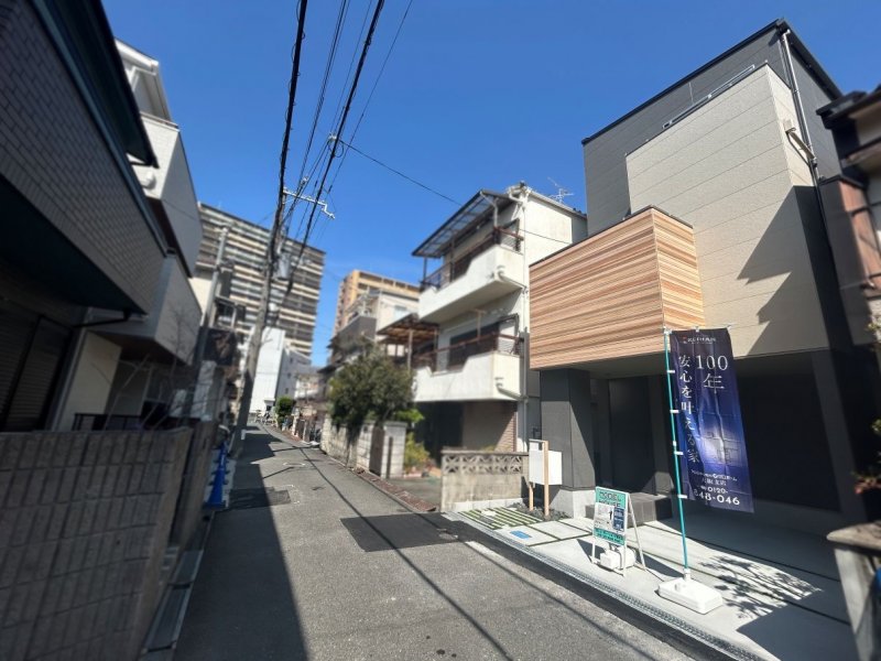 京阪本線「香里園」駅から徒歩7分♪駐車スペース完備で通勤・お出かけも快適です。2026年3月撮影（外観工事中）