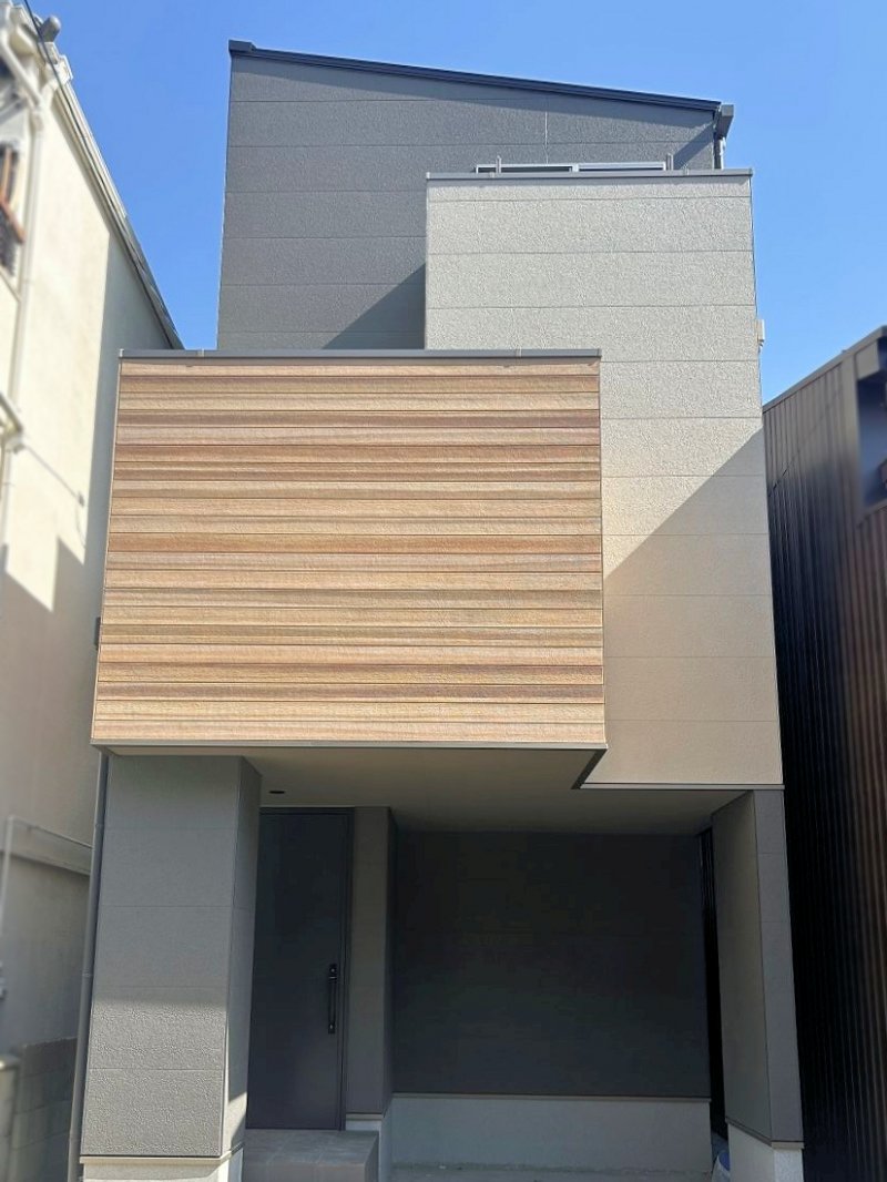 シンプルモダンな外観。玄関ドアは鍵を取り出さず開け閉めできるポケットキーを採用。宅配ボックス付き門柱も備わっているので荷物の受け取りもスムーズに。2026年3月撮影（外観工事中）