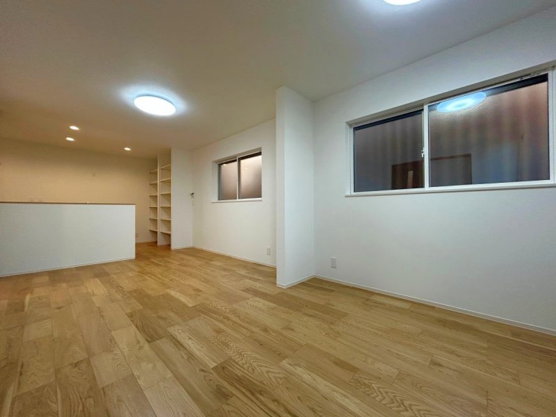 素足で歩きたくなるようなぬくもりと上質感。WOODTECの天然木複合フローリングでご家族みんなで使われるリビングを優しく包み込みます。