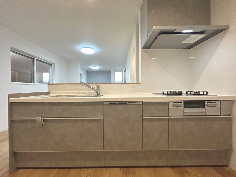 お料理中もご家族との会話が弾む対面式キッチン。家事をしていても家族の様子が伺え安心感があります。