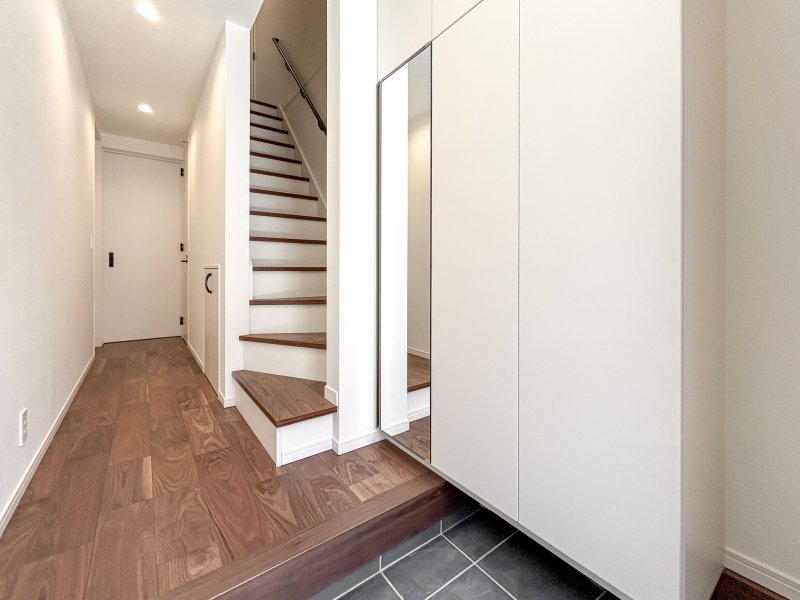 【シューズクローゼットイメージ】家族みんなの靴はもちろん、アウトドア用品や防災グッズまで、すっきりまとめて収納できます。※掲載の写真は当社施工事例であり、本物件のものではありません。