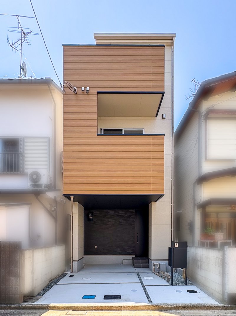 デザイン性の高いナチュラルモダンな外観。「耐震等級２」を取得。揺れを吸収して建物の損傷を抑える制震ダンパーを採用し、もしもの時も家族を守る、子どもと安心して暮らせる住まいです。