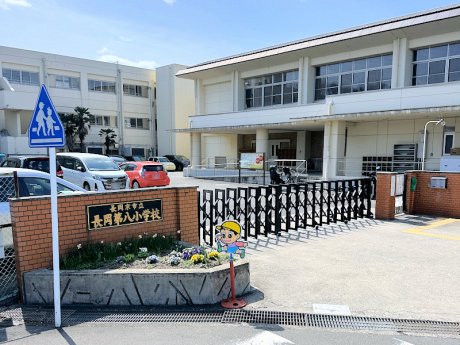 長岡京市立長岡第八小学校：徒歩9分（700ｍ）