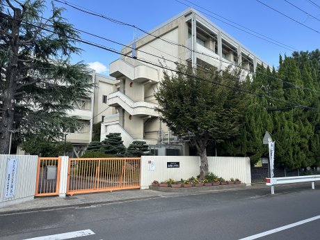 長岡京市立長岡第三中学校：徒歩11分（850ｍ）