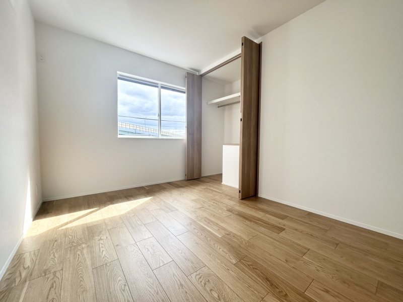 【3階洋室6帖】全居室収納付き。衣類もスッキリと収納することができます。