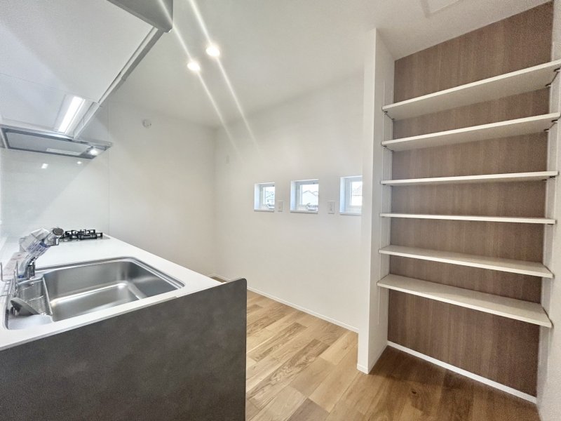 キッチンスペースには大容量のオープンパントリーを設置。キッチン家電やストック食品など収納して家事効率をUPさせることができます！