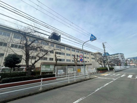 宝塚市立末成小学校まで214m　徒歩3分