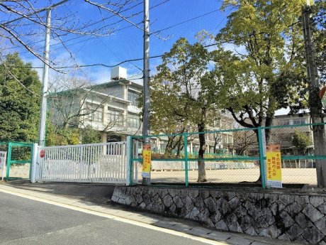 京都市立宇多野小学校まで徒歩約11分　921m