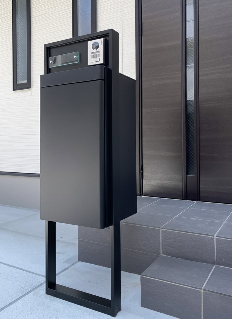 【宅配BOX付き門柱イメージ】不在時の荷物受け取りも安心。ポケットキー採用の玄関で、荷物やお子様を抱えていてもスムーズに帰宅できます。※掲載の写真は当社施工事例であり、本物件のものではありません。