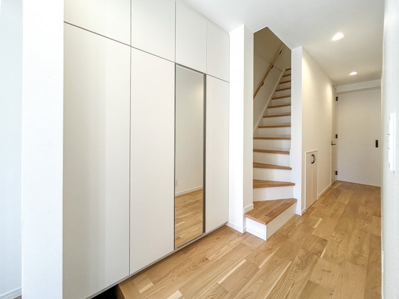 【シューズクローゼットイメージ】家族みんなの靴はもちろん、アウトドア用品や防災グッズまで、すっきりまとめて収納できます。※掲載の写真は当社施工事例であり、本物件のものではありません。