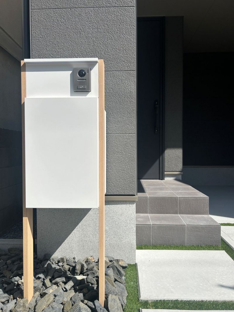 スタイリッシュな宅配BOX付門柱で、荷物の受け取りがスムーズに。