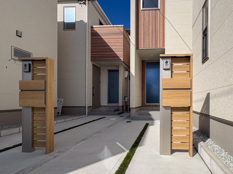 スタイリッシュでミニマルな宅配BOX付き門柱を採用。不在がちな共働き家庭でも荷物の受け取りがスムーズ。再配達の手間を省き、毎日の暮らしにゆとりをもたらします。