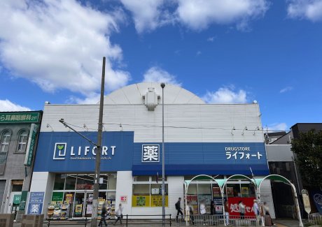 ココカラファイン ライフォート須磨店まで徒歩6分（480m）物件そばの便利なドラッグストア。