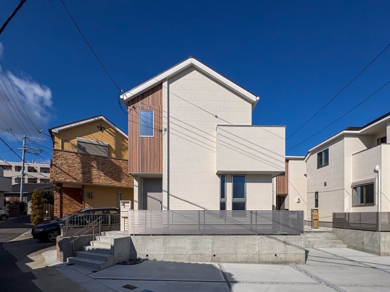 大切な家族の「万が一」に備える、最高等級の「耐震等級3」を取得した住まい。揺れを吸収して建物の損傷を抑える制震ダンパーを採用。繰り返しの地震にも強く、クロスのひび割れや家具の転倒リスクも低減　