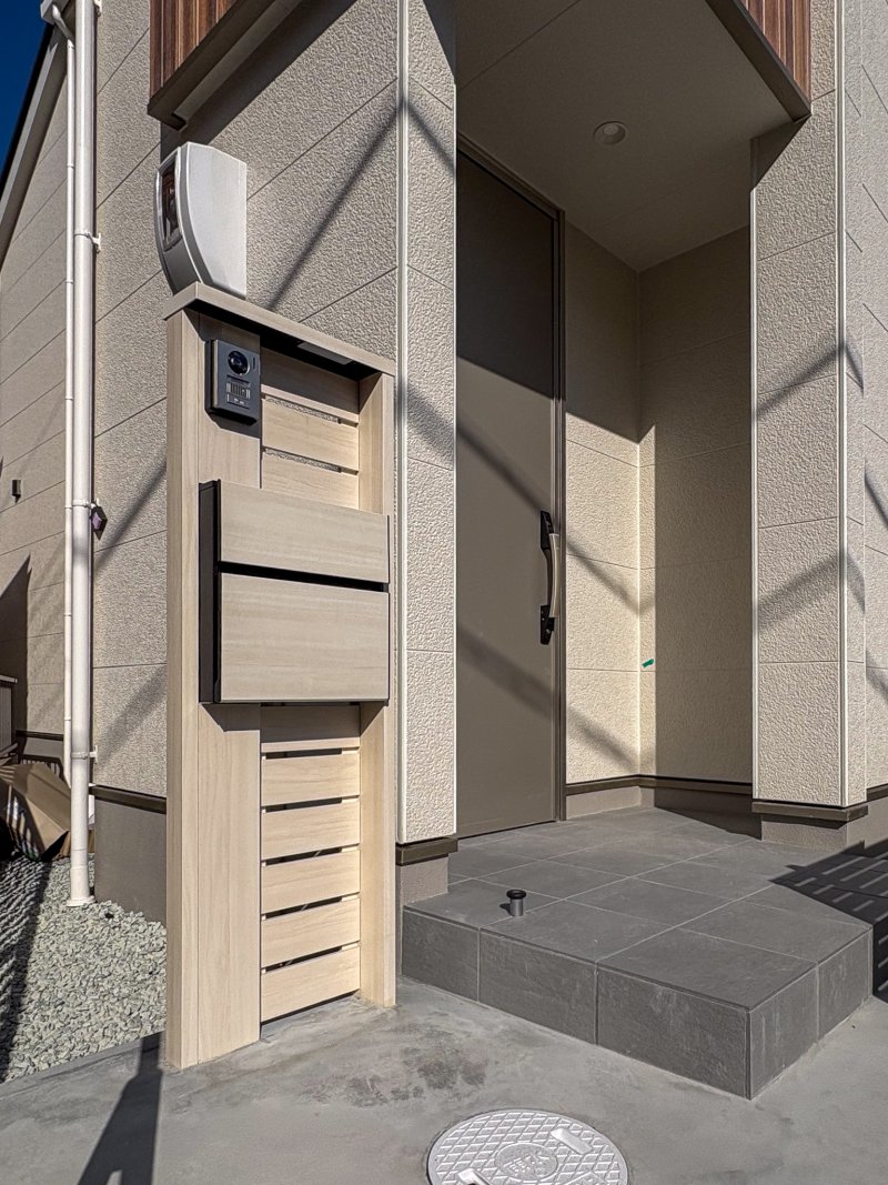 スタイリッシュでミニマルな宅配BOX付き門柱を採用。不在がちな共働き家庭でも荷物の受け取りがスムーズ。再配達の手間を省き、毎日の暮らしにゆとりをもたらします。