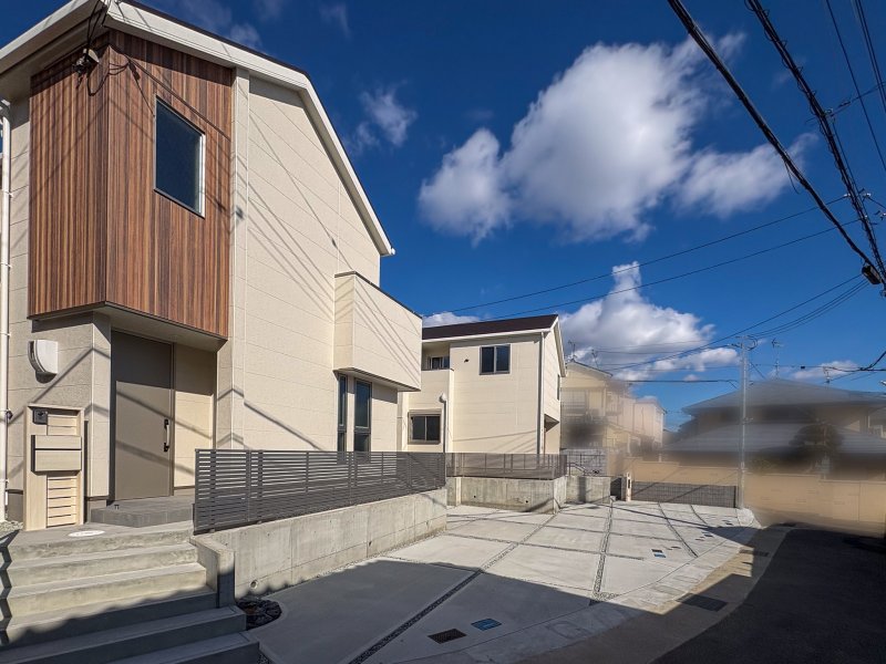 全棟２階建て、日当たり良好！駅前には教育環境や買い物施設も整い、落ち着いた住宅街と便利さを両立。自然と都市のバランスがちょうどいい、心地よい暮らしが叶うエリアです。