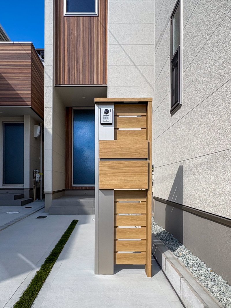スタイリッシュでミニマルな宅配BOX付き門柱を採用。不在がちな共働き家庭でも荷物の受け取りがスムーズ。再配達の手間を省き、毎日の暮らしにゆとりをもたらします。