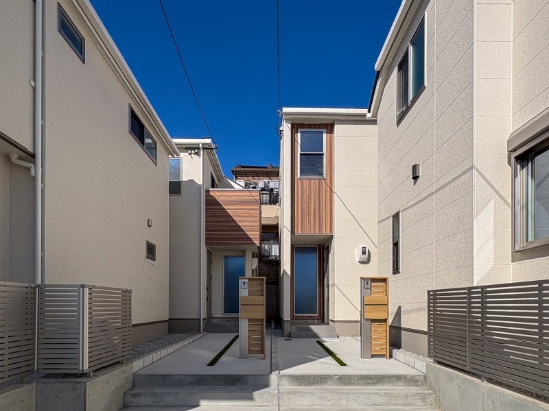 大切な家族の「万が一」に備える、最高等級の「耐震等級3」を取得した住まい。揺れを吸収して建物の損傷を抑える制震ダンパーを採用。繰り返しの地震にも強く、クロスのひび割れや家具の転倒リスクも低減　