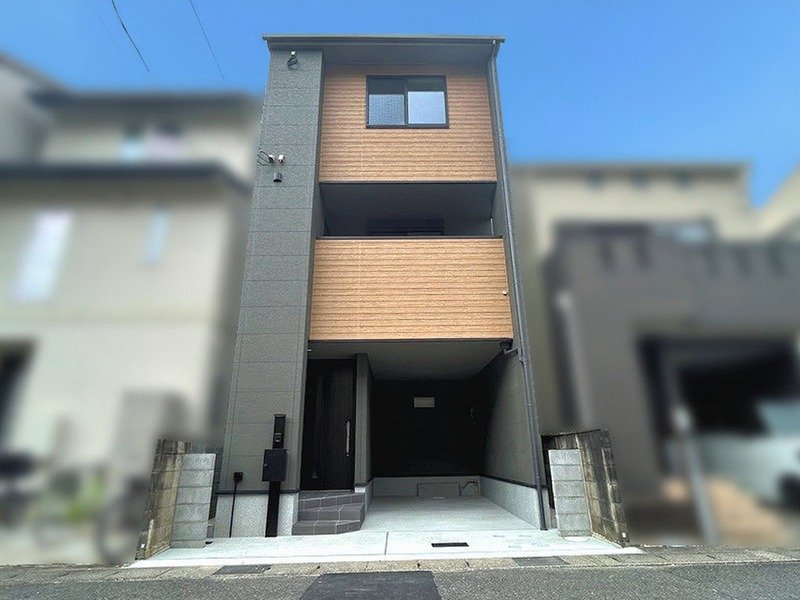 全室収納とキッチンにはパントリーがあり、収納力抜群♪ 毎日の生活も快適に。駐車スペース1台分ございます！ 建物や周囲の環境をご覧ください。