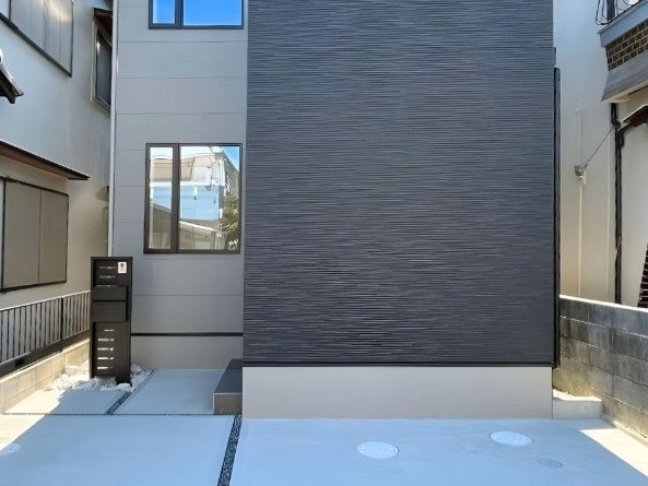 横型デザインの機能門柱。桑炭×ブラックの落ち着いた色合いで外観になじみます。前入れ前出しのT10ポストは取り出しやすく、ダイヤルキー付きで安心。LED表札灯で夜も見やすい♪