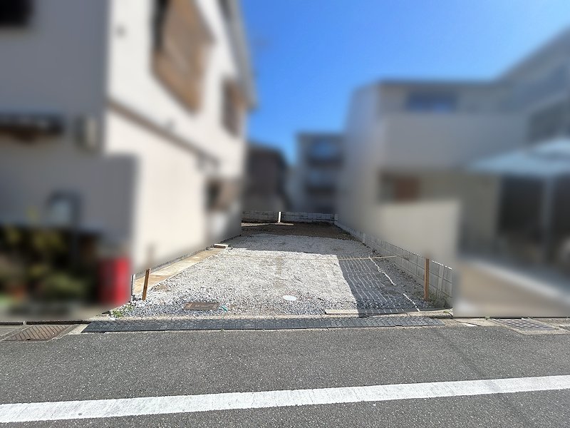 徒歩10分圏内に生活に便利な施設が複数あるので利便性◎ 。落ち着いた街並みと暮らしやすさが両立できる立地。理想の住まいを自由設計で実現できる安心の建築条件付土地。