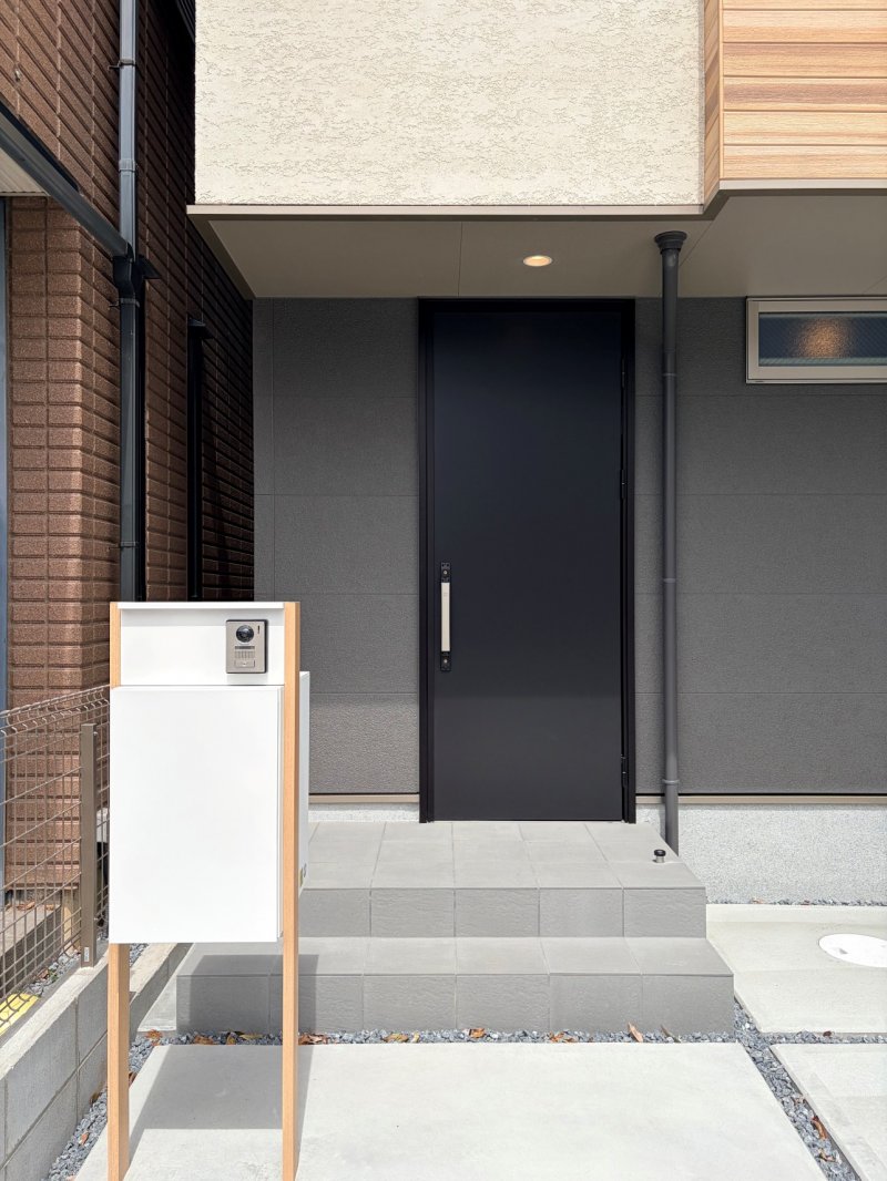 宅配ボックスとポストが一体となった「ナスタ Nasta Box+POST」門柱ユニットを採用。不在時でも荷物の受け取りが可能で、忙しい日常をスマートにサポートします。  デザイン性と機能性を兼ね備えた、これからの暮らしにフィットする設備です。
