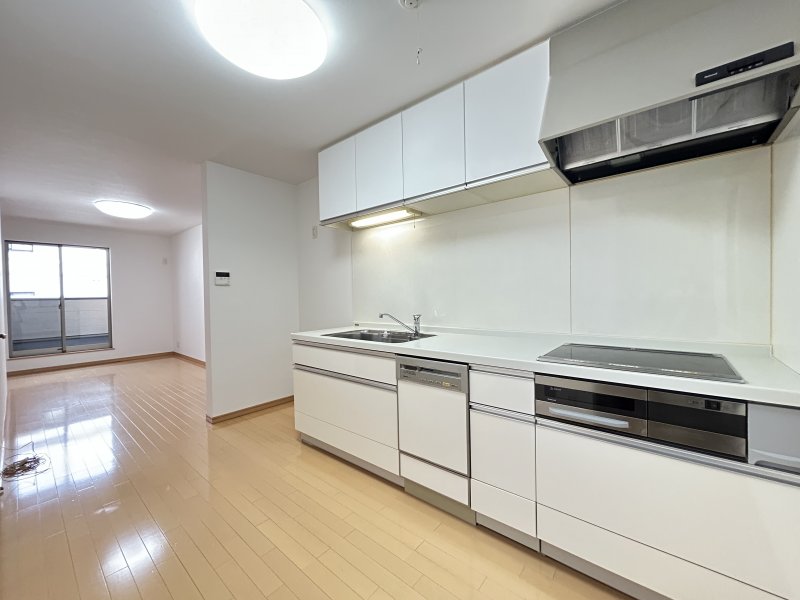 3口IHコンロ・グリル・食洗機付きのシステムキッチンで家事効率アップ。