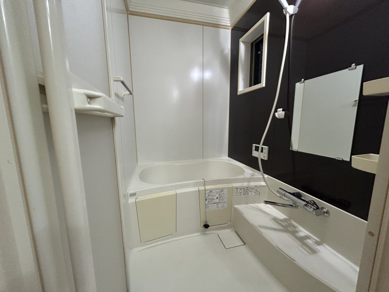 毎日の疲れを癒す浴室は1坪タイプです。足を伸ばしてゆっくりとくつろげます。