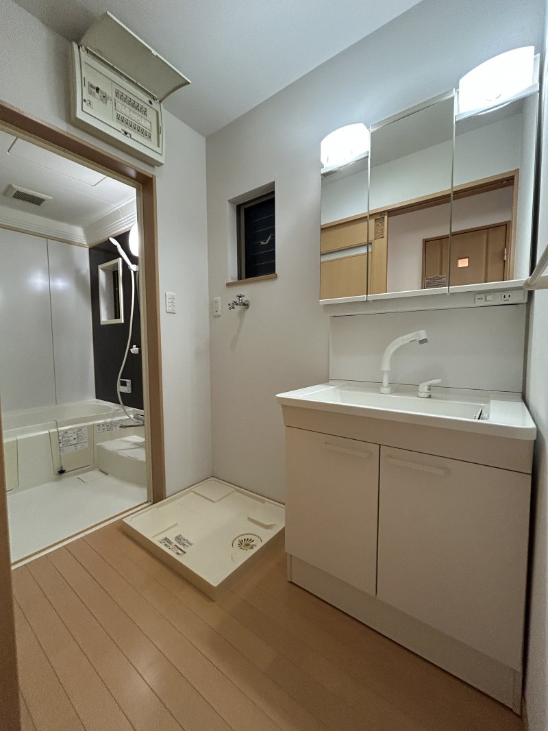 シャワー付き洗面化粧台には三面鏡裏に収納スペースがあり、洗面まわりをすっきりと保つことができて朝の身支度も快適に行えます。