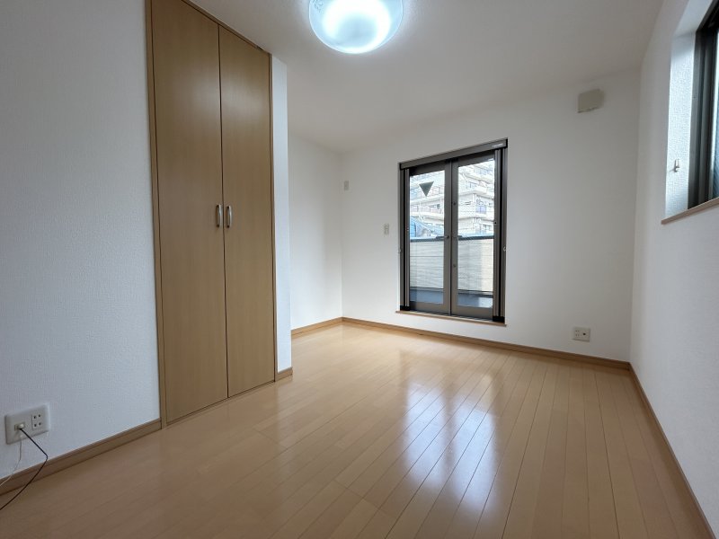 【3階洋室5.7帖】2方向から採光を確保できて明るいお部屋に。