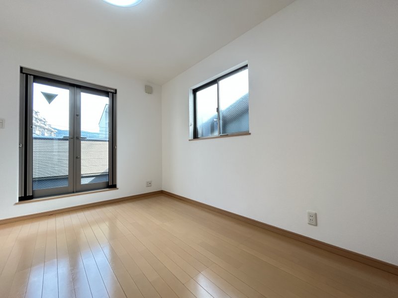 【3階洋室5.7帖】窓が2面にあり、明るく風通しの良い洋室。ベランダへも直接出られ、開放感のある空間です。クローゼット付きで収納も確保されています。