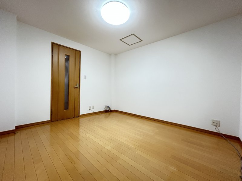 【1階洋室6.4帖】全室クロス張替・美装済で、即お住まいいただけます。