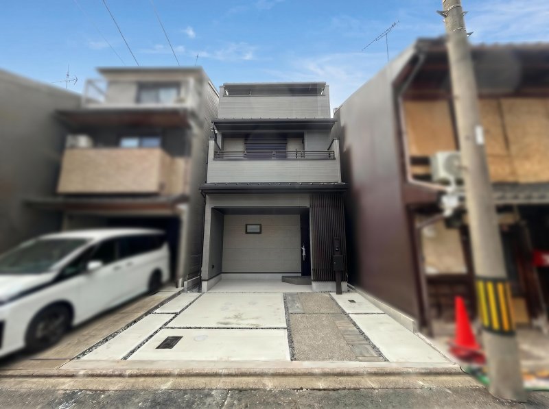 【現地外観】落ち着いた色調のスタイリッシュなデザイン。