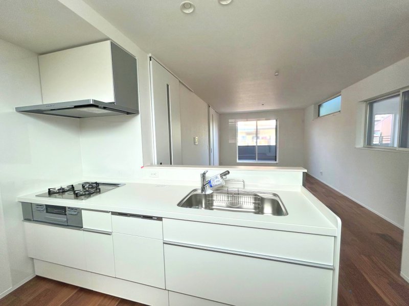 【キッチン】清潔感のあるホワイトデザインを採用し、キッチン横には便利なパントリースペースも完備。食洗機や3口コンロなど、毎日の家事をサポートする設備が充実しています。