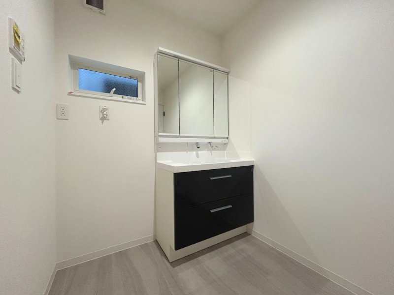 【洗面化粧台】三面鏡の裏は全て収納になっており、散らかりがちな小物もスッキリ片付きます。