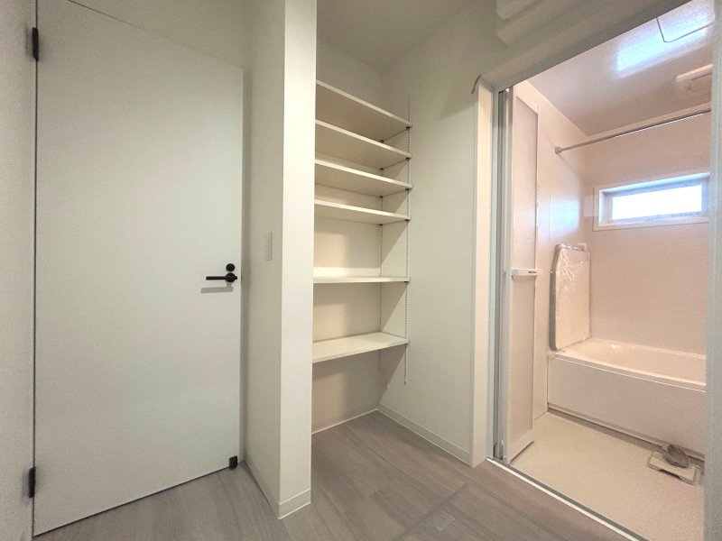 【洗面所／オープンリネン庫】棚は可動式なので、収納するモノに合わせて高さを調節できます。お風呂上がりの着替えやタオル、洗剤のストック置き場として重宝します