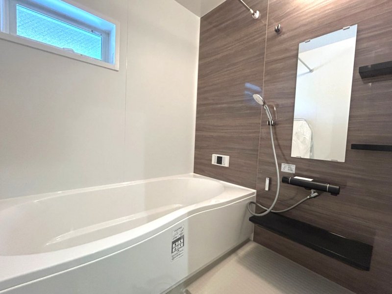 【浴室】床部分は汚れにくい特殊加工と形状でお掃除ラクラク！断熱層構造で、足裏の冷たさも感じにくい快適仕様です。