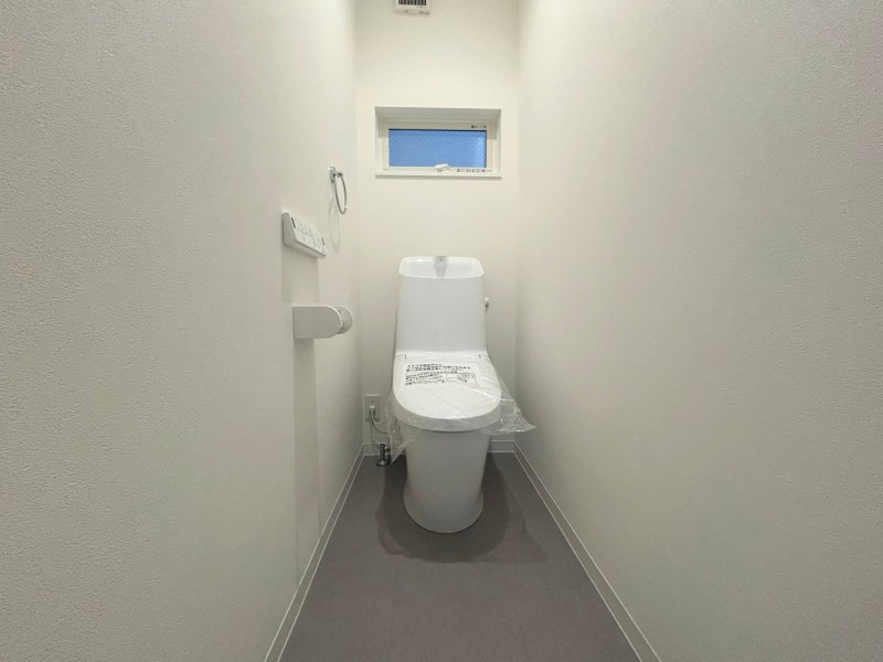 【1階トイレ】汚れが付きにくい”アクアセラミック”や、サッとひと拭きで綺麗になる”フチレス形状”でお手入れも簡単です。